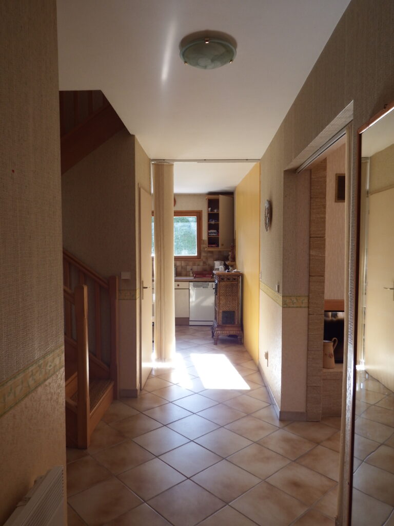 L'espace du hall avant intervention, Rénovation et extension d'une maison individuelle par Céline Commaille, Architecte à Annecy